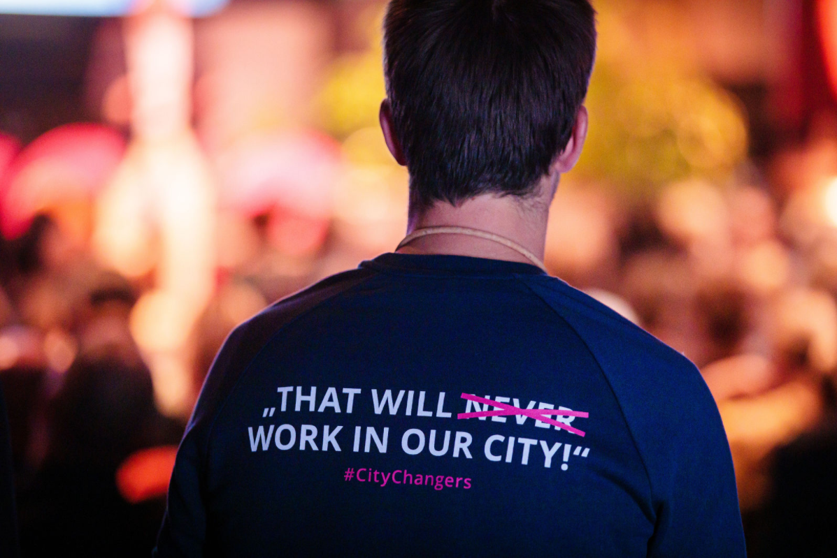 Mężczyzna w koszulce z napisem That Will Work in Our City